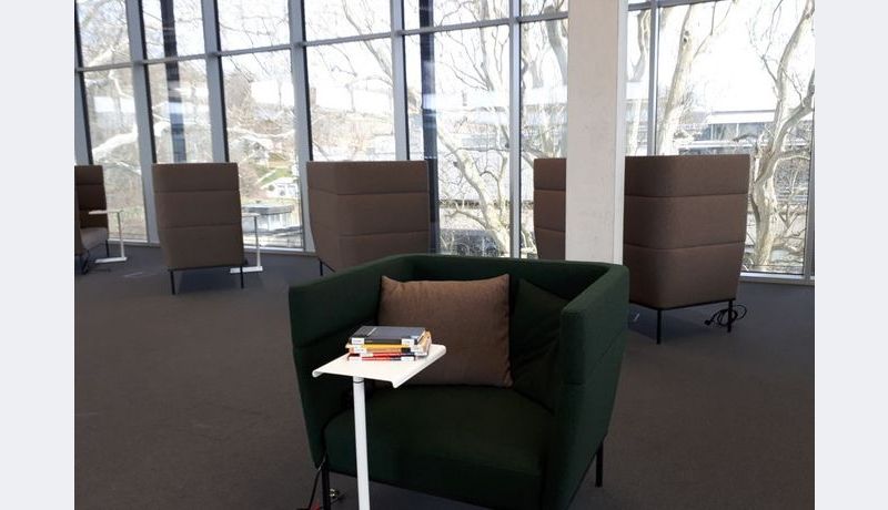 Für jene, die gerne den Überblick behalten: ein zentraler Sitzplatz 