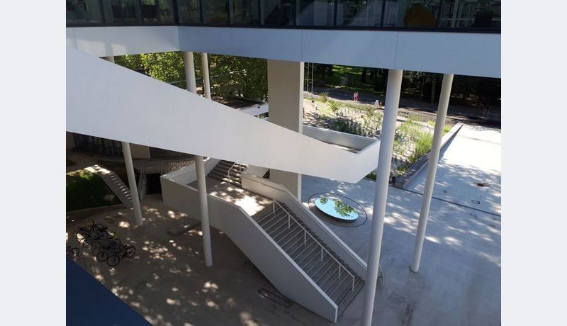 Am Fuß der Treppe die dreiteilige Spiegelskulptur der Künstlerin Eva Schlegel